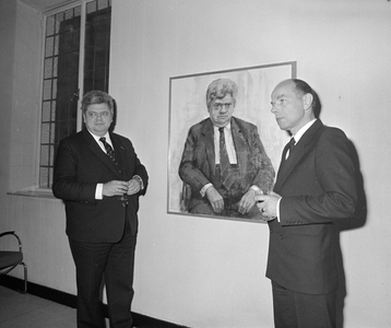 103082 Afbeelding van de onthulling van een geschilderd portret van oud-burgemeester H.J.L. Vonhoff in het Stadhuis ...
